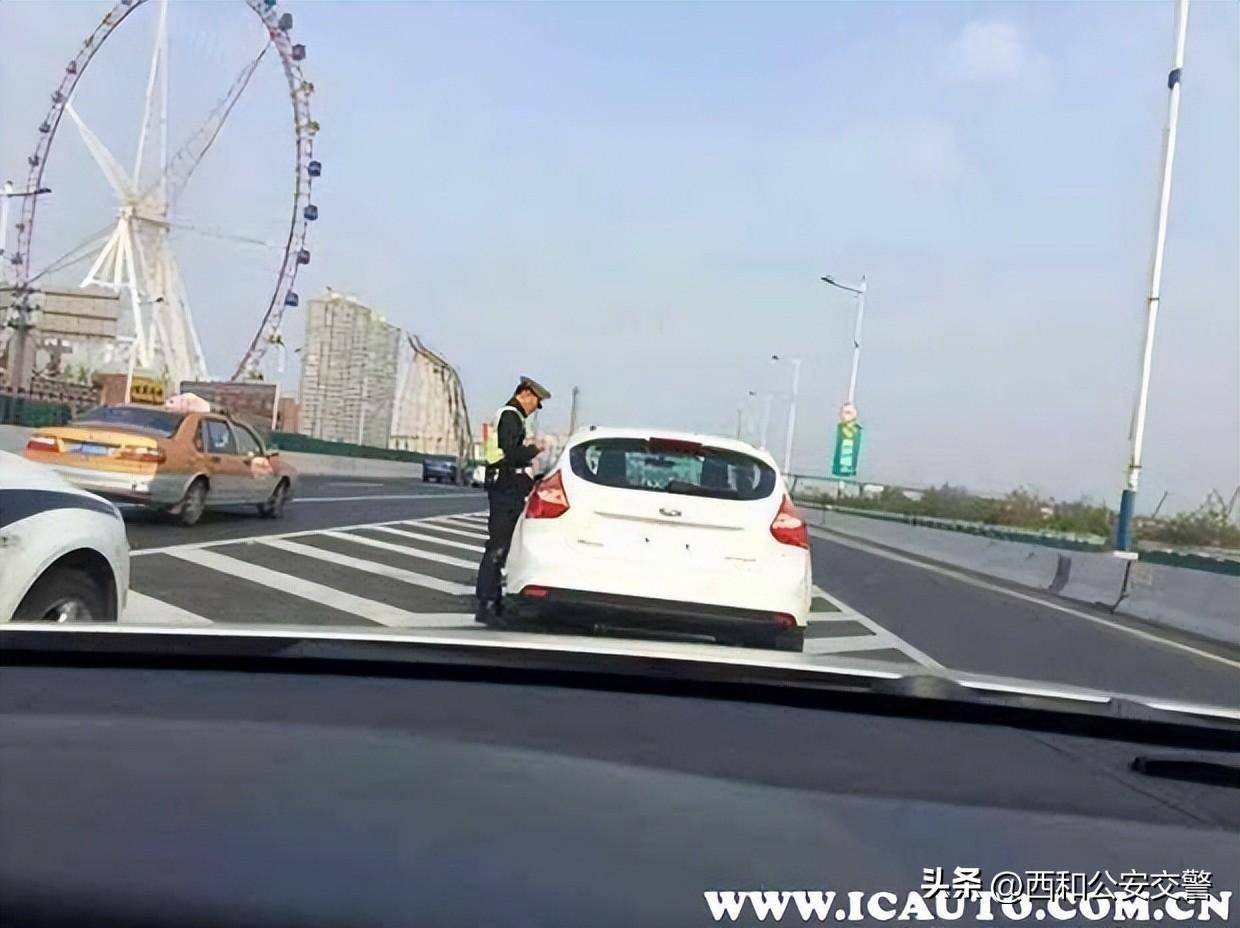 022年闯红灯扣分怎么处理（最新道路交通安全法规定）"